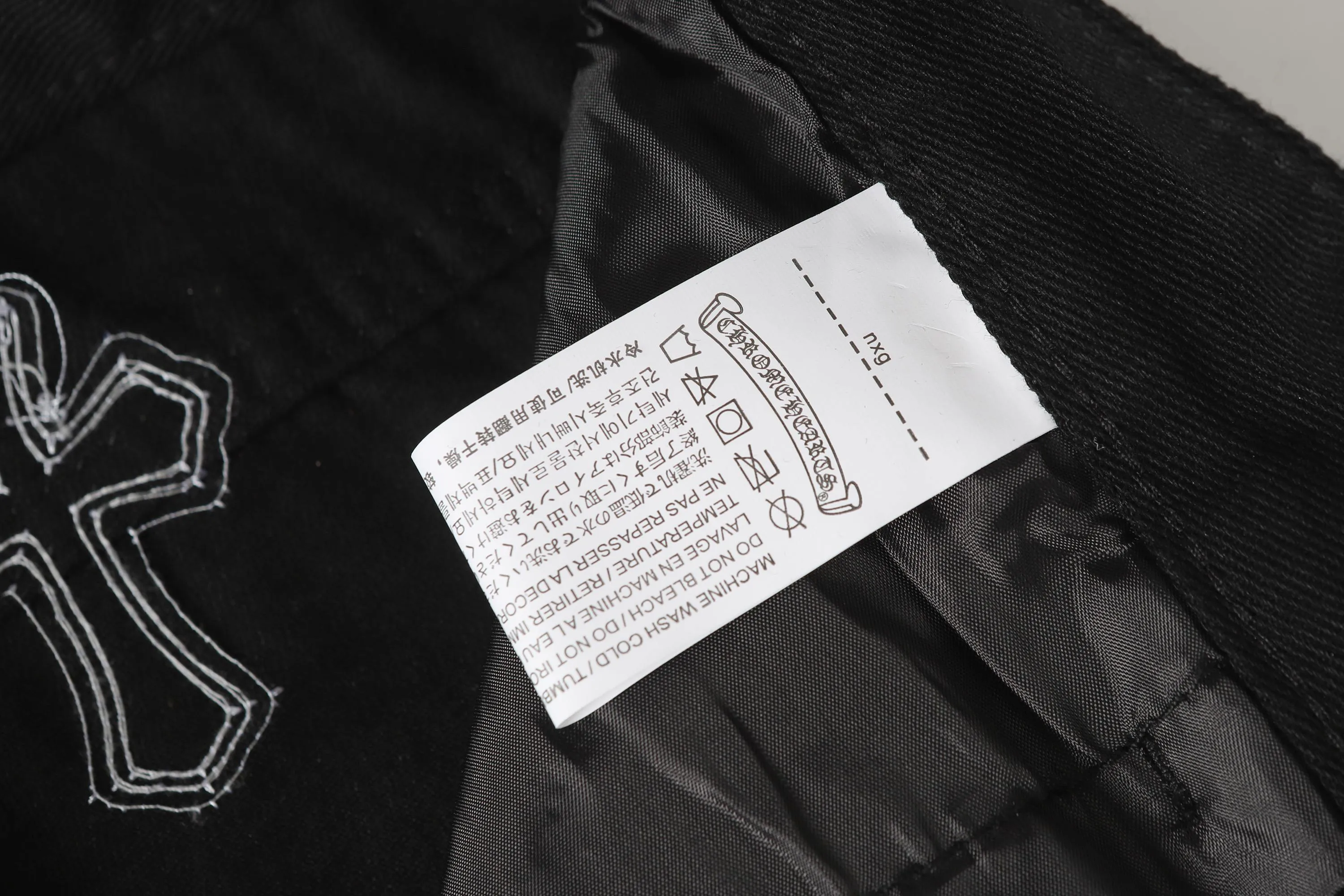 P256 Actual photo [High quality] Code: LH008 Color: Picture color Size: S to XXXL -Chrome Hearts/Chrome Hearts Classic colored leather cross washed color cloth unisex denim trousers -Vibe style straight stacked god-level version -Carbon fine bias denim color cloth -A complete set of vintage vintage hardware - Chrome Hearts high version uses high ounce custom fabrics, enzyme washing and soft color fixation, soft and thick to wear The details are all produced by pure hand polishing and craftsmanship. All-over jacquard fabrics have unique design styles. Multiple processes create a full retro feel. Niche unique non-colliding shirts. Customized old spray-painted buttons. Every detail is crafted with craftsmanship. Size Pants length Waist Hips Unit cm S 98 68 100 M 99 72 104 L 100 76 108 XL 101 80 112 XXL 102 84 116 XXXL 103 88 120
